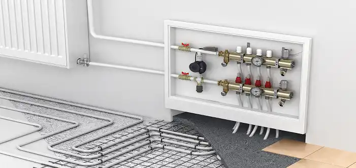 Querschnittbild einer Heizungsanlage mit Rohren und Schläuchen zu Heizkörpern und Fußbodenheizung